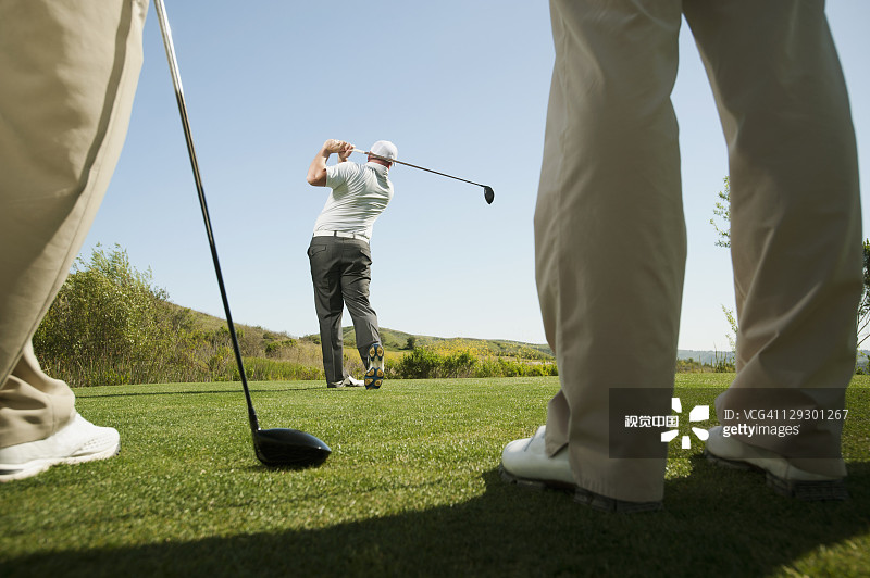男人们在高尔夫球场一起打高尔夫图片素材