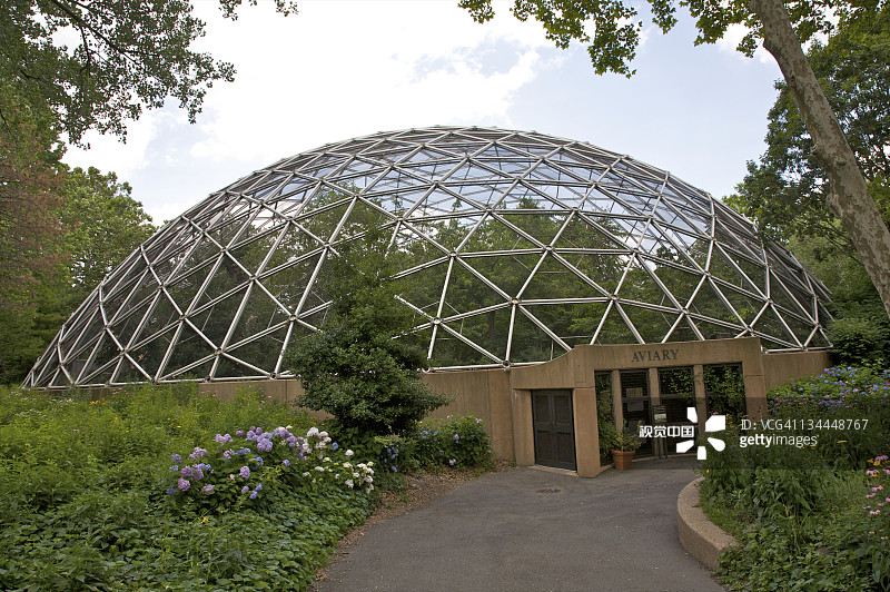 公园内的大型户外鸟类围栏图片素材