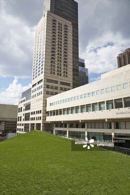 向上倾斜的草地与新塔图片素材