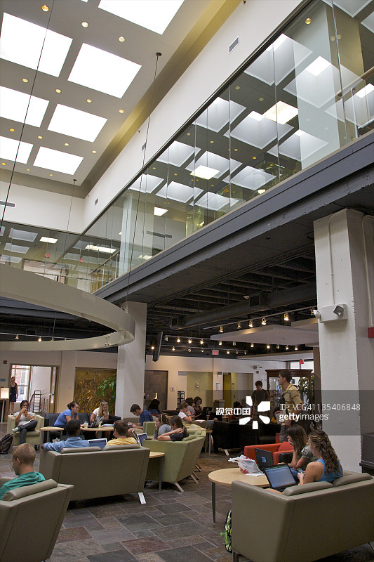 现代中庭的学生和笔记本电脑图片素材