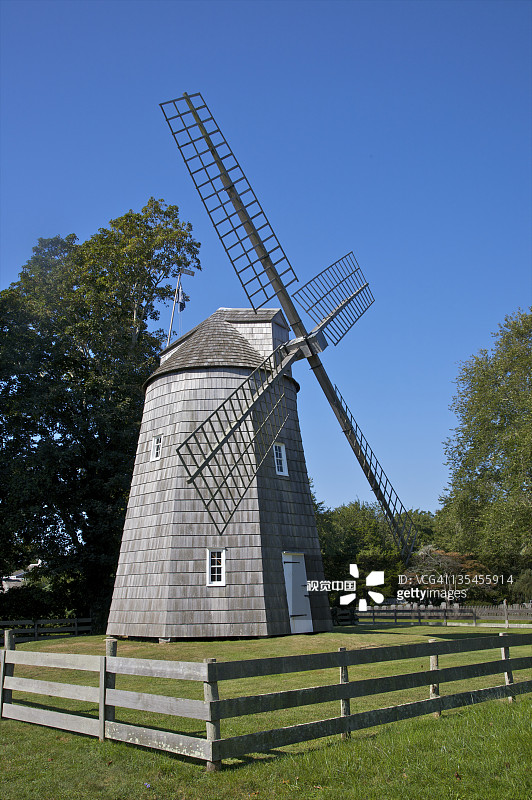 被栅栏包围的风车图片素材