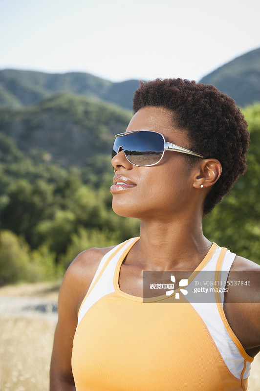 户外站立的混血运动型女人图片素材