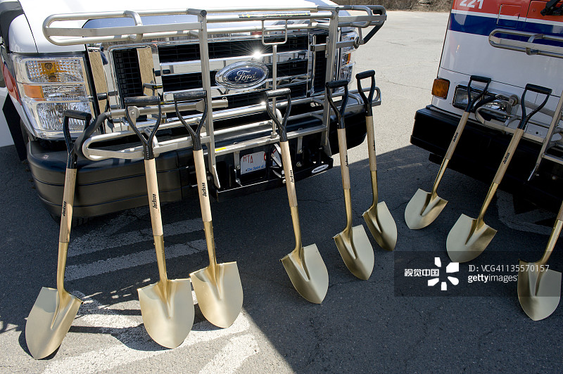 等待富兰克林地区交通中心奠基仪式的金色铲子，马萨诸塞州格林菲尔德图片素材