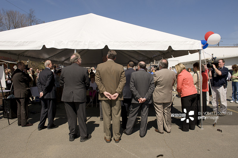 在富兰克林区域交通中心奠基仪式上听取讲话的政治人物图片素材