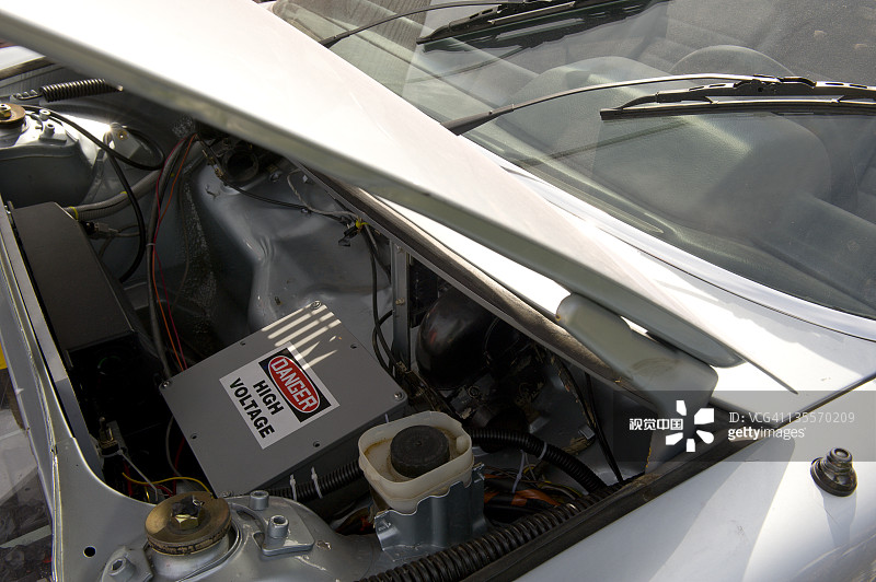 查看麻省理工学院电子车辆团队制造的太阳能汽车引擎盖，麻省剑桥图片素材