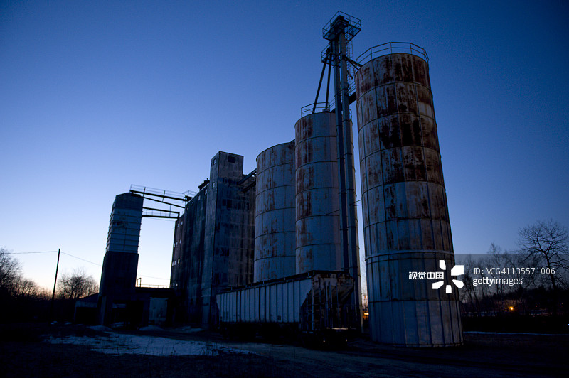 马萨诸塞州东迪尔菲尔德铁路货场黎明时分的粮仓图片素材