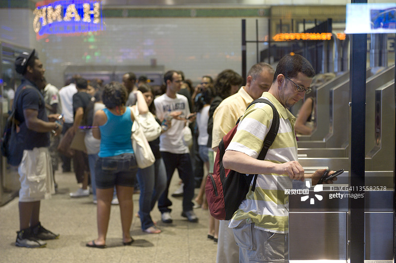 2010年7月3日，美国纽约时代广场地铁站的乘客图片素材
