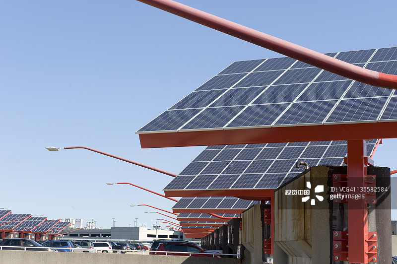 波士顿洛根机场停车库屋顶的太阳能板，背景是控制塔，美国马萨诸塞州波士顿，2010年7月31日图片素材