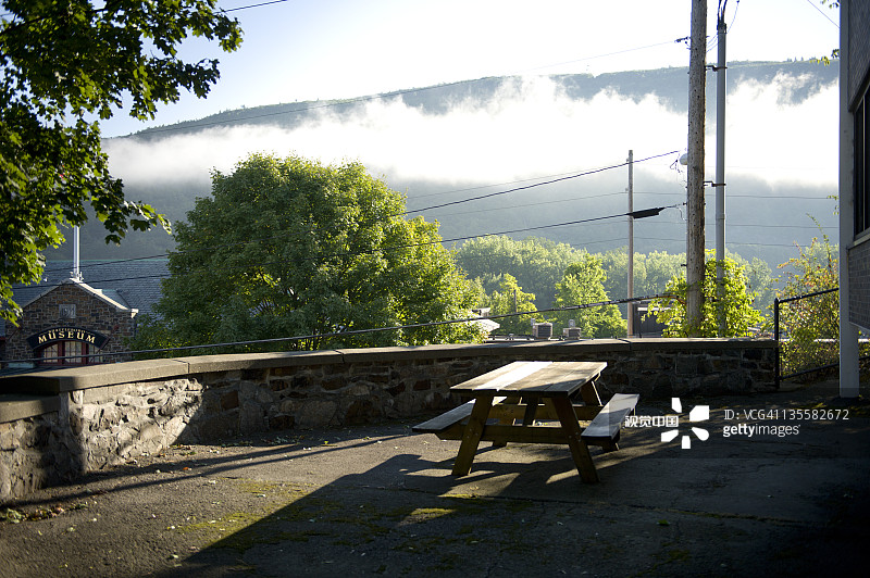 清晨薄雾中的野餐桌美景，左侧为布拉特尔伯勒博物馆和艺术中心，美国佛蒙特州布拉特尔伯勒，2010年9月6日图片素材