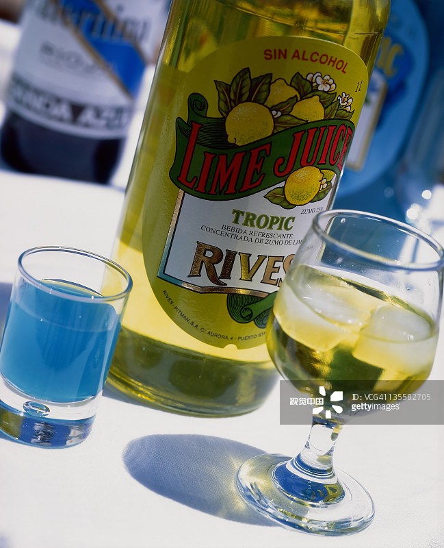 青柠汁瓶子和玻璃杯图片素材