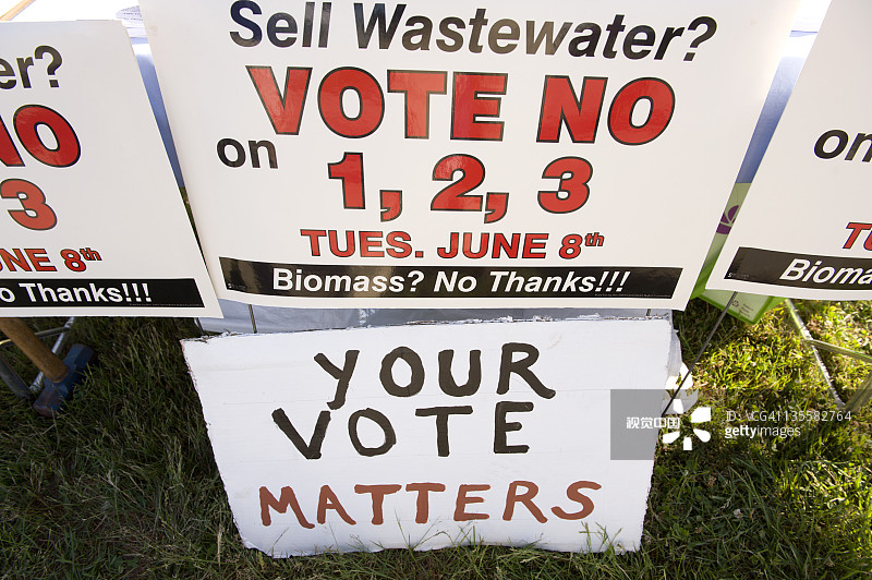 生物质焚烧炉反对者在格林菲尔德高中外发表观点，格林菲尔德，马萨诸塞州，美国，2010年6月8日图片素材
