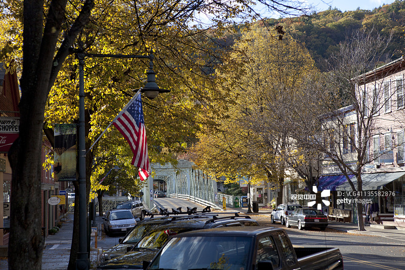 美国马萨诸塞州谢尔本瀑布古朴的新英格兰村庄图片素材