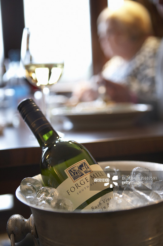 冰桶中的白葡萄酒图片素材