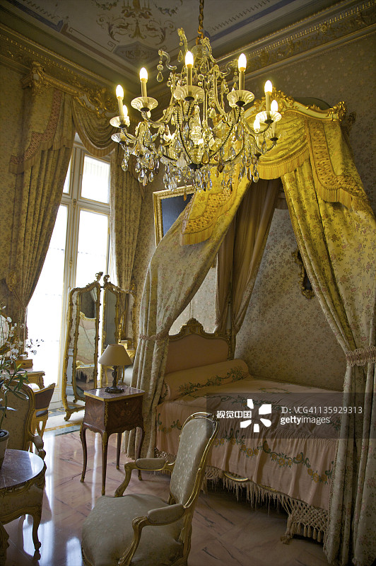 豪华的床、吊灯和家具图片素材