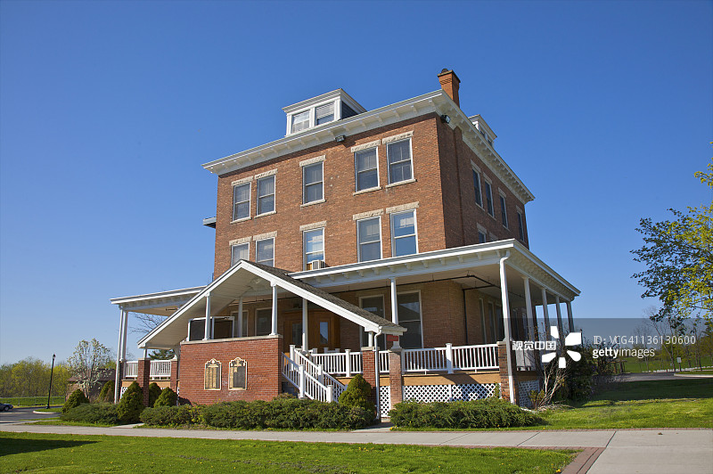 带有几何门廊的砖砌建筑图片素材