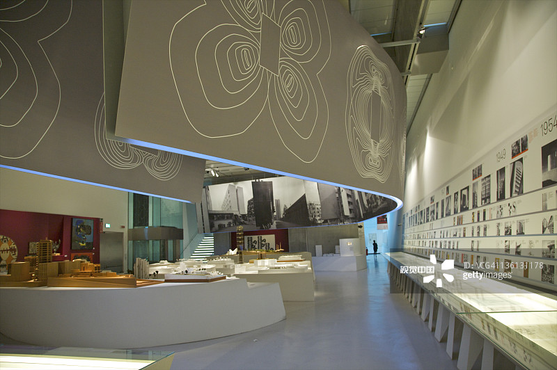 展览中悬挂在天花板上的巨幅图图片素材