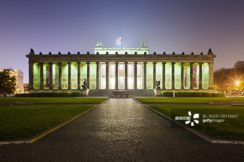 夜晚的老博物馆图片素材