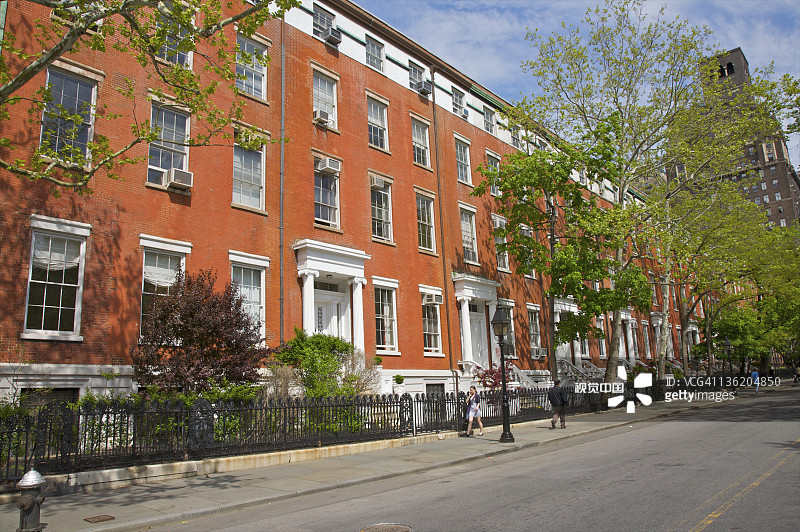 相似的联排砖房系列图片素材