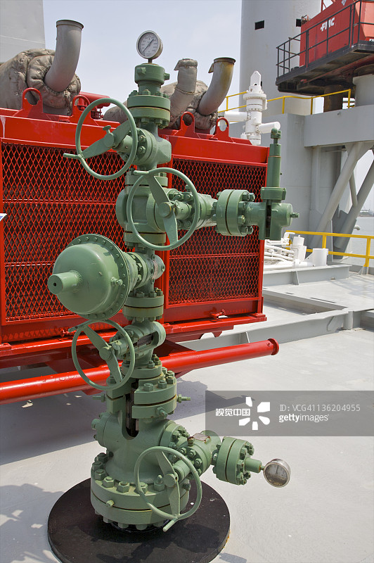 钻井平台甲板上的绿色钢铁机械图片素材
