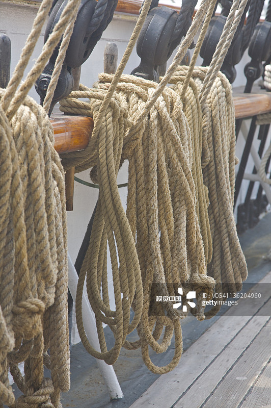 船上连接到栏杆的绳索卷图片素材