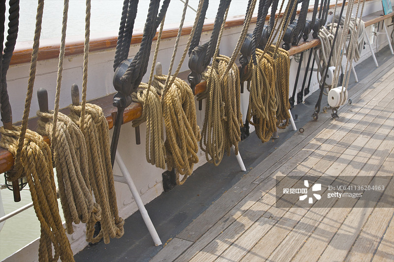 船甲板上连接到索具的缆绳卷图片素材