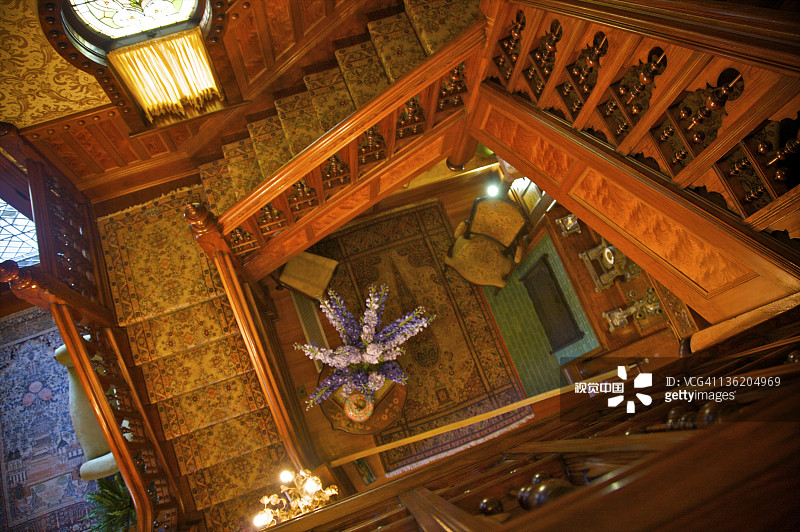 俯视古董木制楼梯图片素材