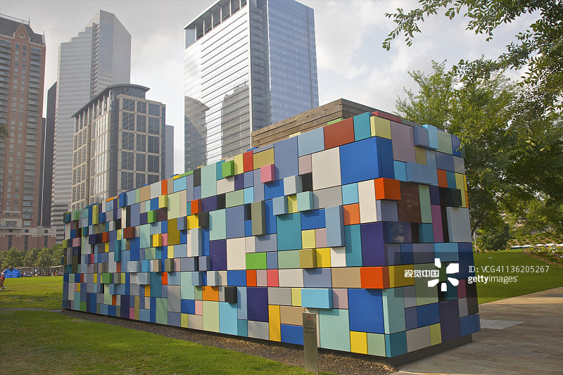 市中心公园的彩色公共艺术作品图片素材