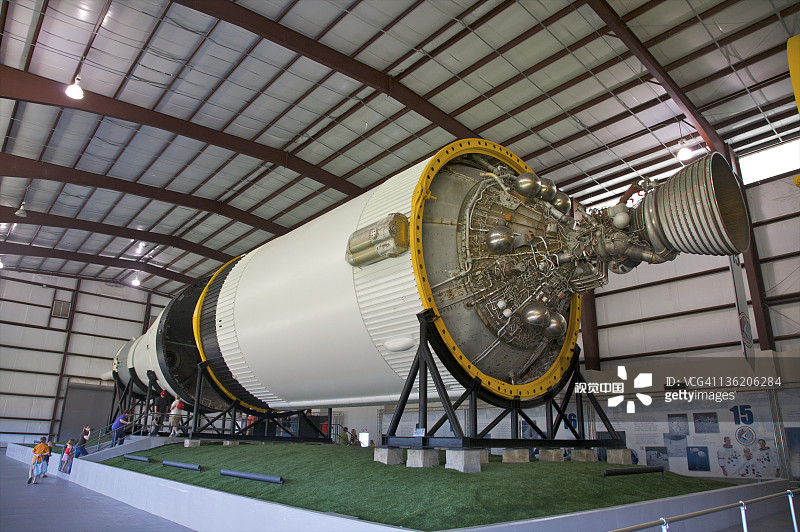 准备进入仓库火箭的游客图片素材