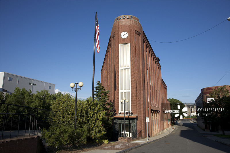 带时钟的三角形砖砌建筑图片素材