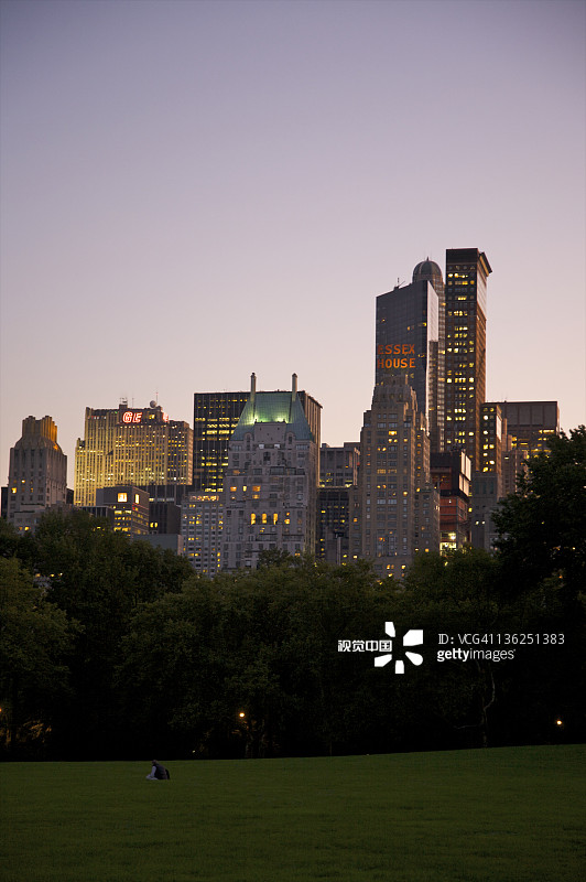 黄昏时的草坪、树木和办公楼图片素材