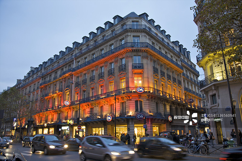 主要商业街上的交通畅通图片素材