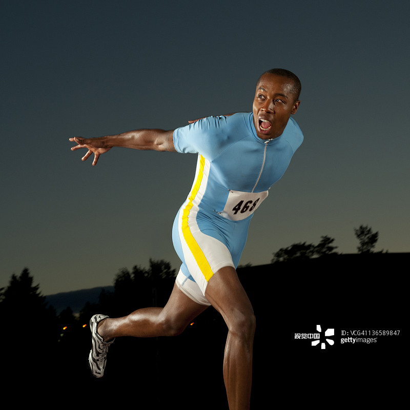 赛跑中冲过终点线的黑色跑者图片素材
