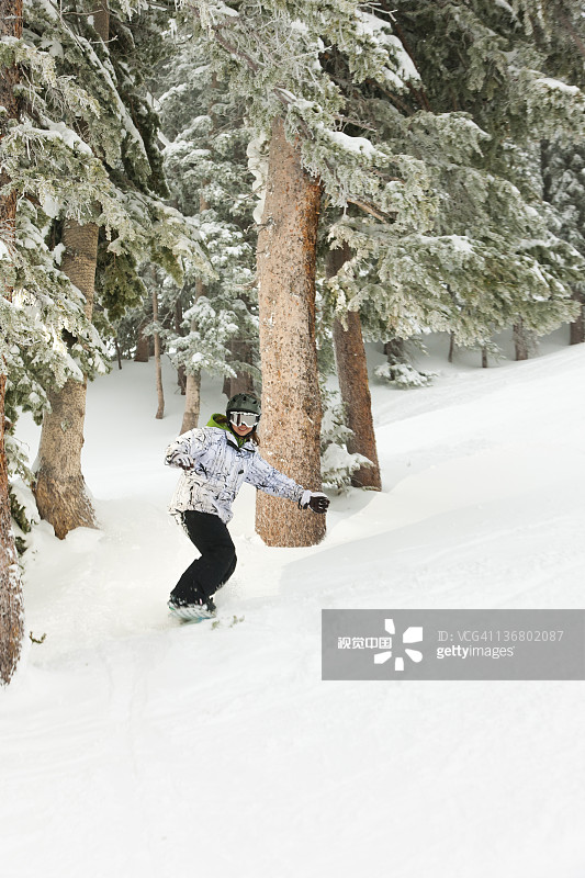在滑雪坡上的中国滑雪者图片素材