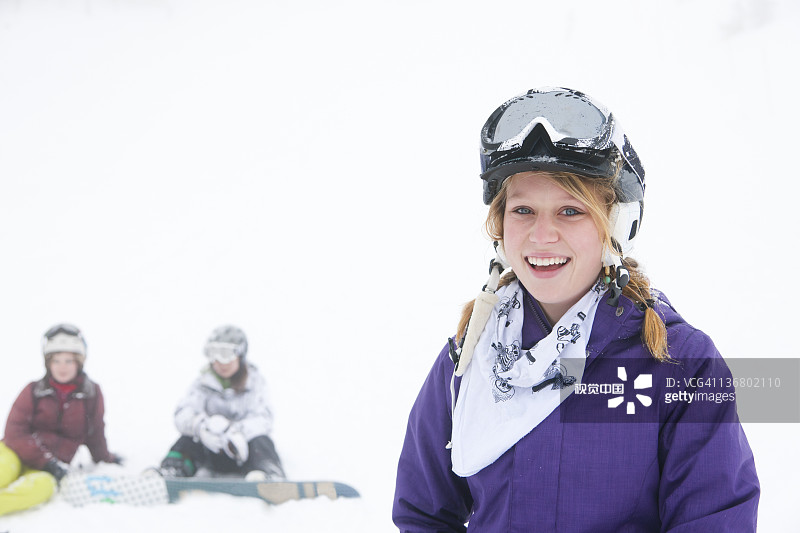 滑雪坡上的滑雪板爱好者图片素材