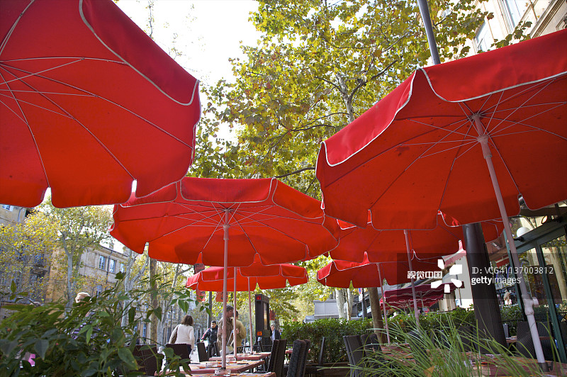 鲜红色咖啡馆遮阳伞图片素材
