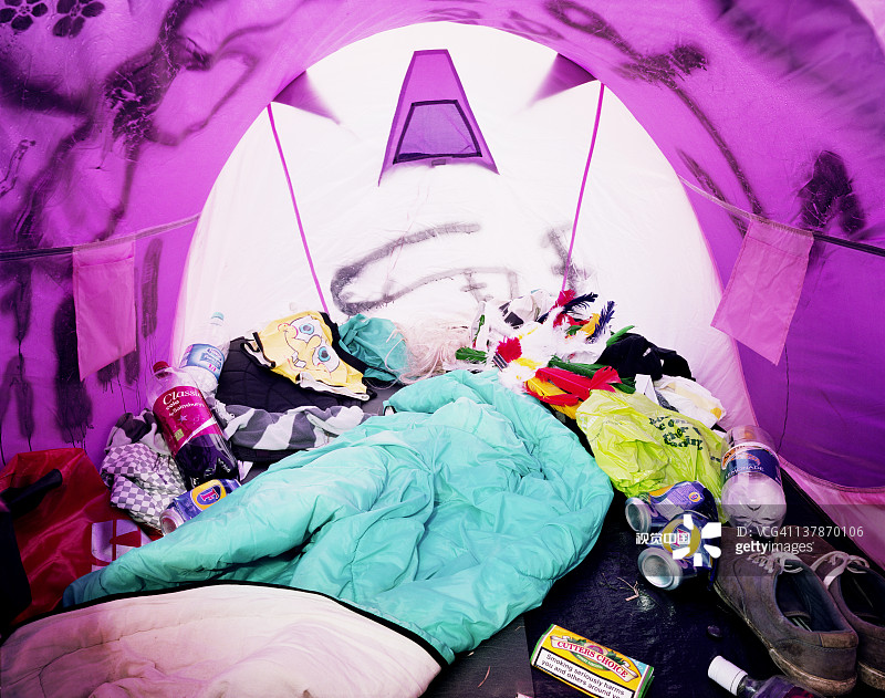 音乐节上凌乱的帐篷图片素材