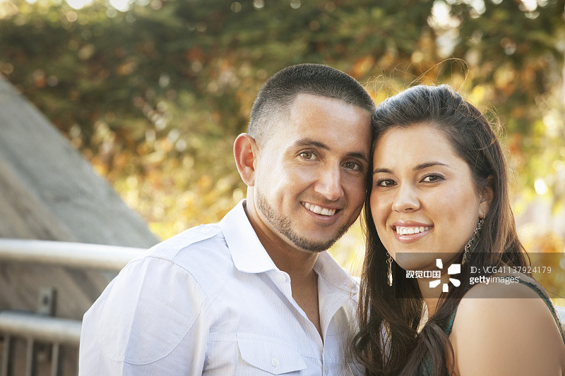 西班牙裔微笑夫妇图片素材
