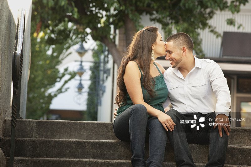 西班牙女子亲吻丈夫的额头图片素材