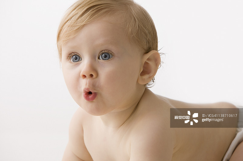 好奇的白人男婴图片素材