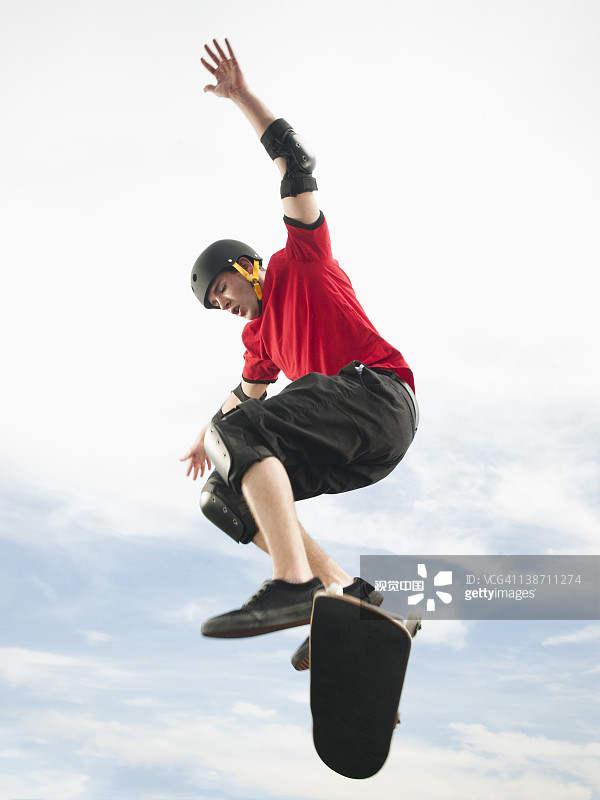 白人男子在空中玩滑板图片素材