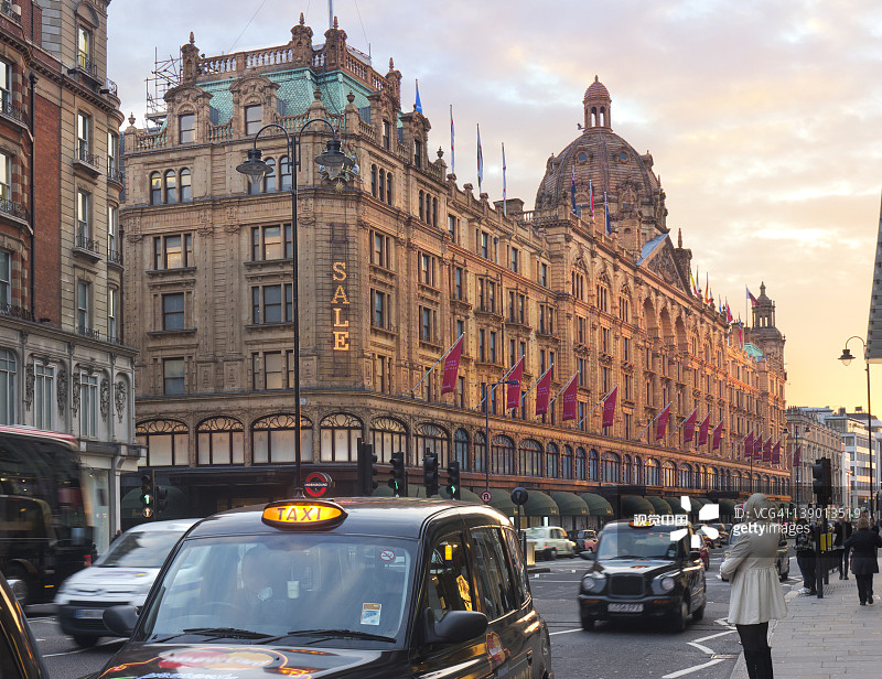 伦敦骑士桥的购物者和出租车图片素材