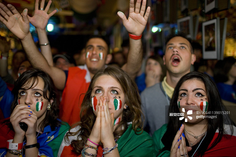 意大利足球迷观看2010年世界杯图片素材