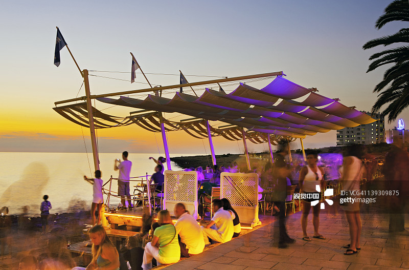 人们观看日落，圣安东尼奥海滩咖啡馆图片素材