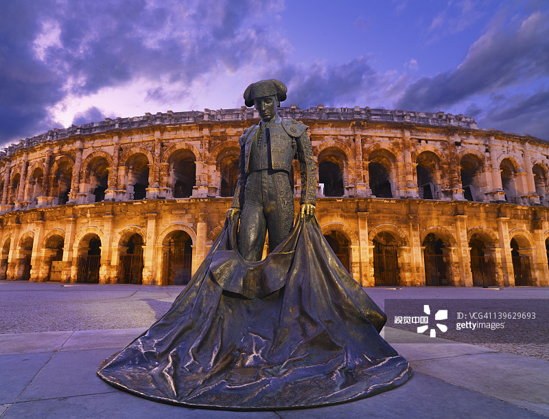 法国普罗旺斯尼姆：黄昏时分的罗马竞技场图片素材