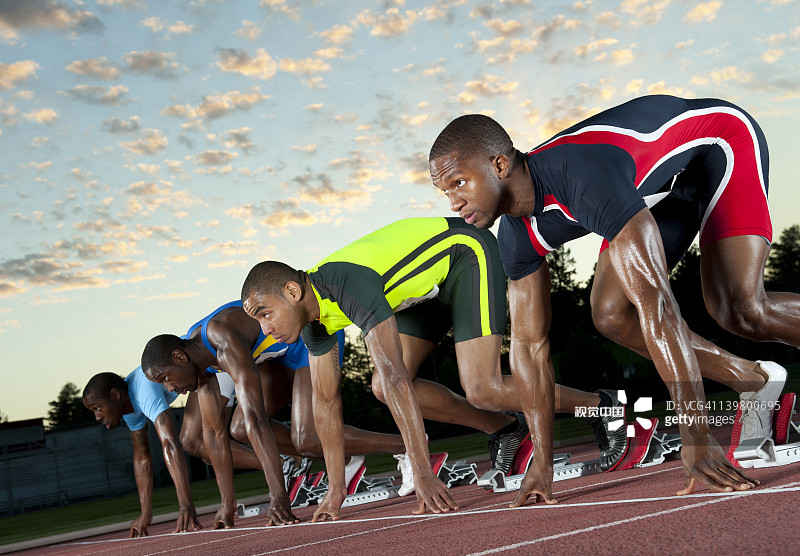 跑步者在起跑线上准备比赛图片素材