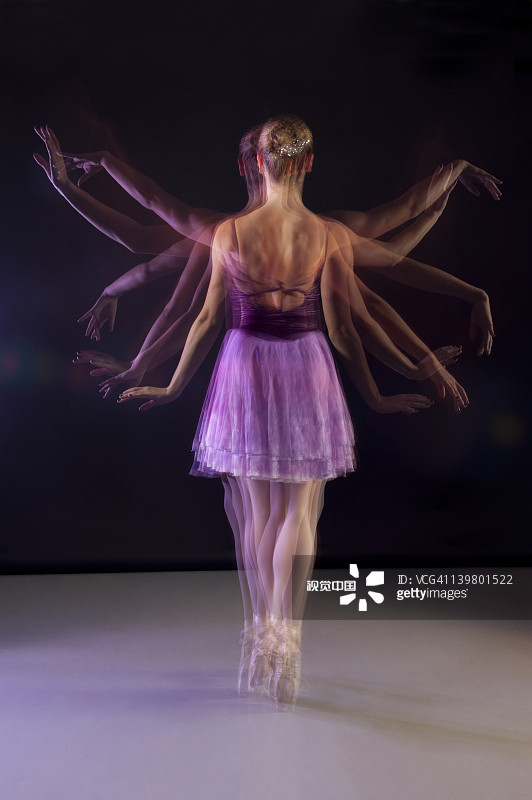 白人芭蕾舞演员在舞台上跳舞图片素材