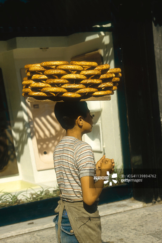 男孩 carrying 售卖的面包圈（芝麻面包圈）图片素材