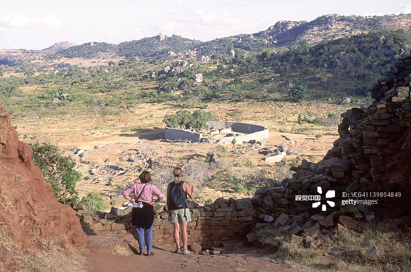 游客参观津巴布韦马斯温戈地区的大津巴布韦遗址图片素材
