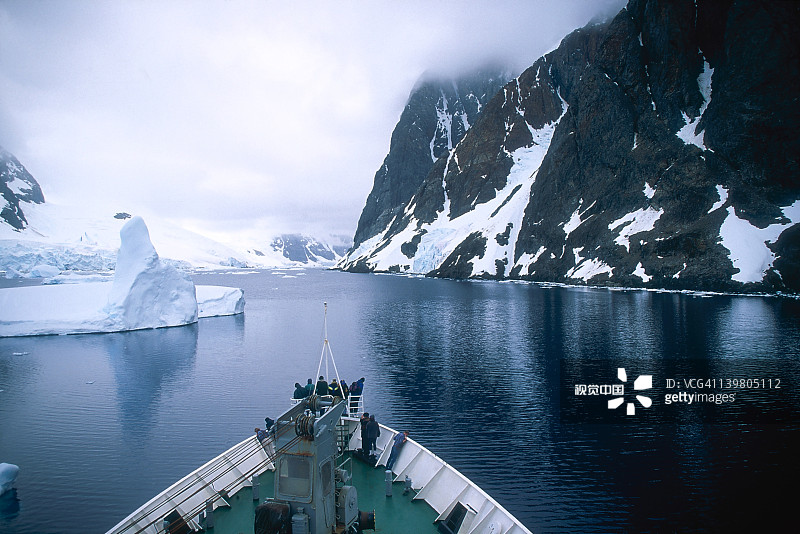 南极洲，诺伊迈尔海峡上的游轮图片素材