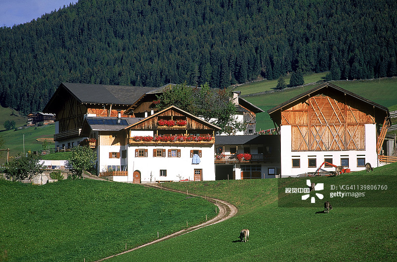 意大利多洛米蒂山区农舍和谷仓风光图片素材